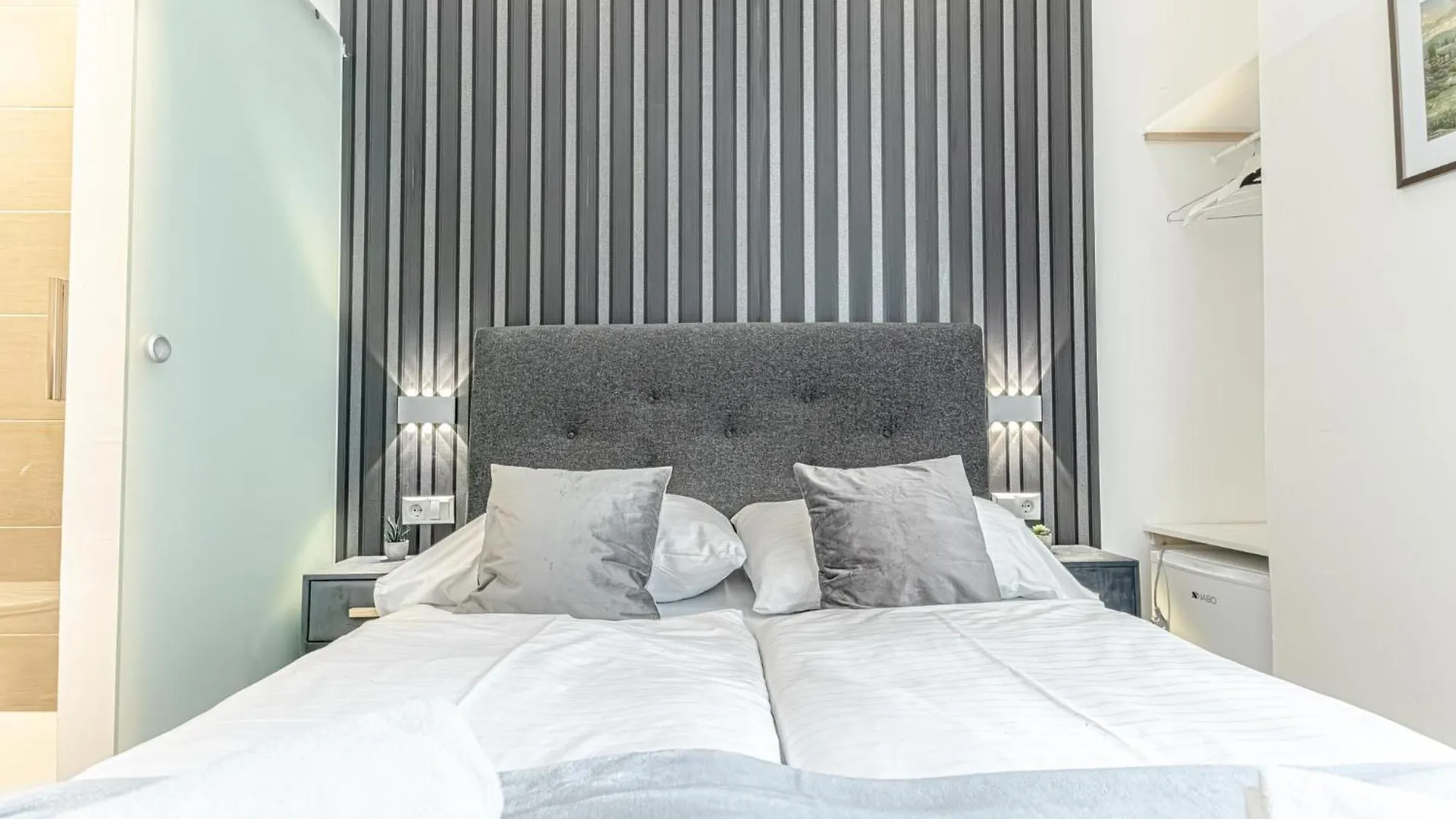 Shopping Paradise 9Br Complex Ideal For 22 People Vienna 0*,  Austria
