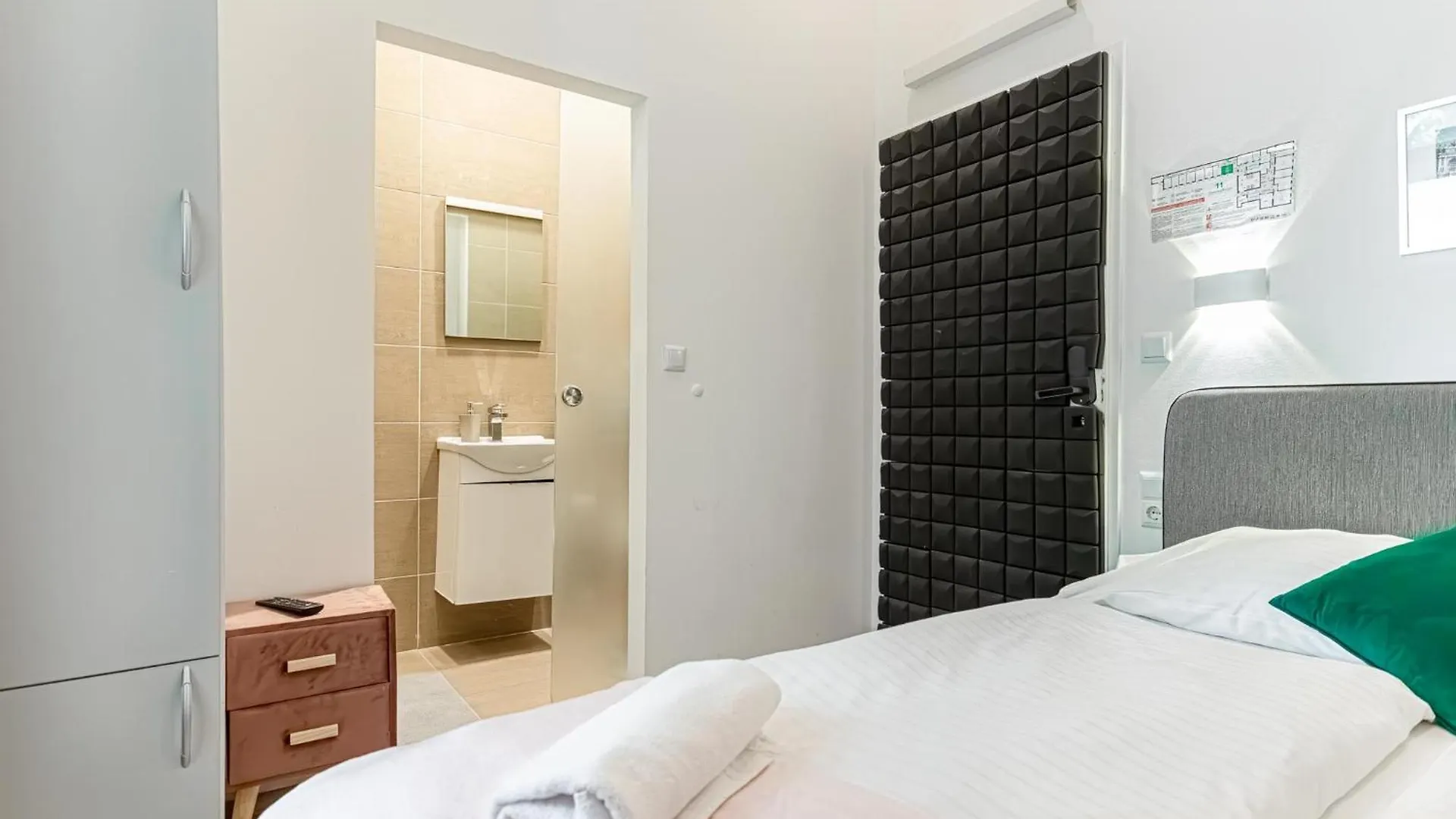 Shopping Paradise 9Br Complex Ideal For 22 People Vienna 0*,  Austria